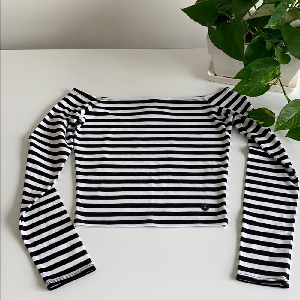 LAST CHANCE Abercrombie off shoulder crop top ✨